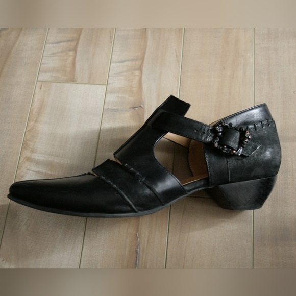 John Fluevog  "Alisha" shoes in Black - Picture 2 of 6